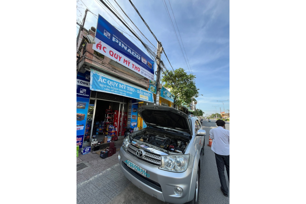 Thay bình ắc quy cho Toyota Fortuner